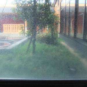 スマートうろこ除去剤：温浴施設の窓ガラス　うろこ汚れ