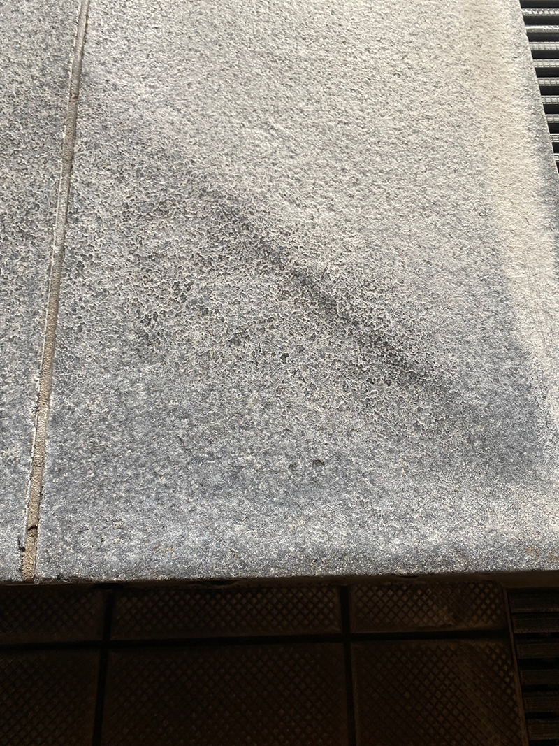 温浴施設 カルシウム でタイルが真っ白になっています。
