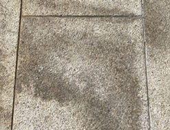 バーナー仕上げの石材に水染みの汚れが付着