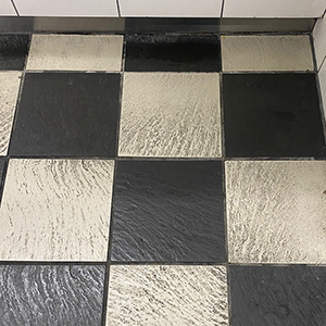 トイレのエンボスタイル床の汚れ除去