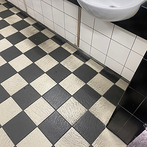 トイレのエンボスタイル床の汚れ除去