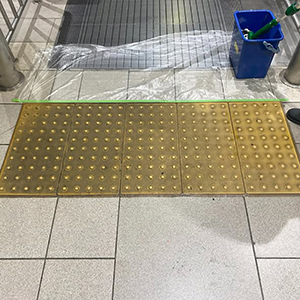 点字タイルの汚れ除去