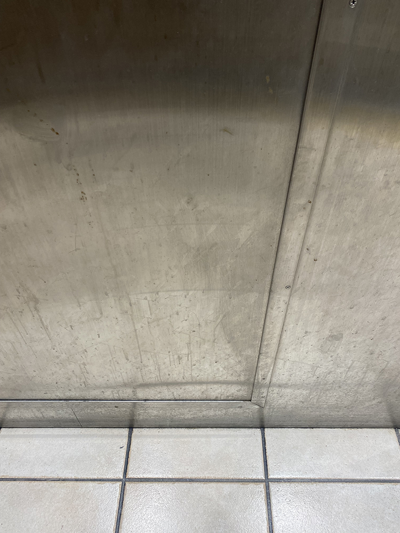 スマクリアルカリとマルチパッド：金属の汚れの除去