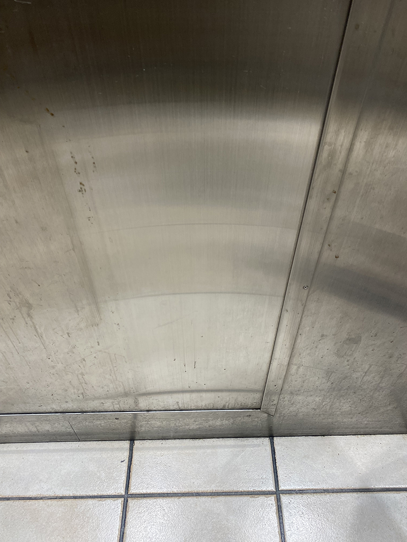 スマクリアルカリとマルチパッド：金属の汚れの除去