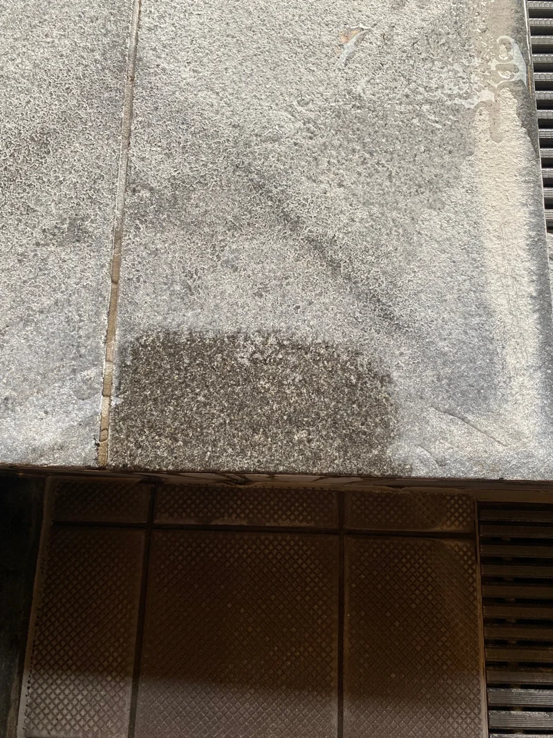一部を洗浄しました。カルシウム汚れが除去されています。