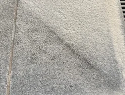 温浴施設の風呂淵に蓄積したカルシウム汚れのデモ洗浄